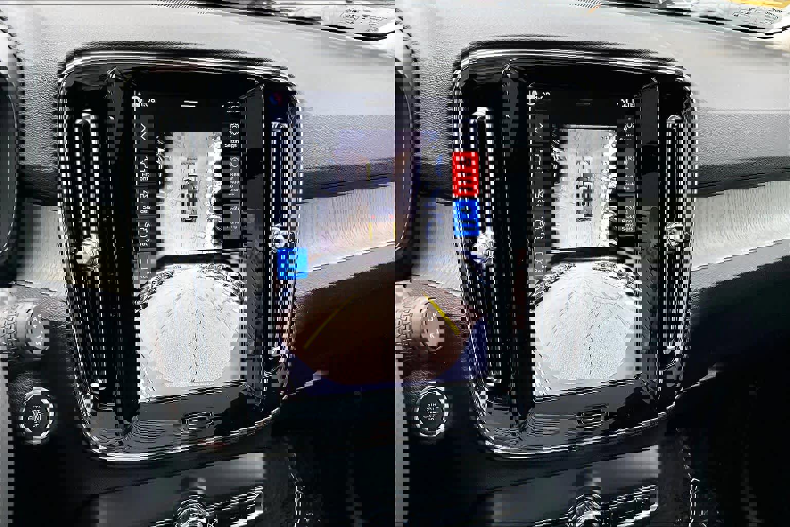 Certified 2024 Volvo XC40 B5 Plus w/ Protection Package Premier image 28