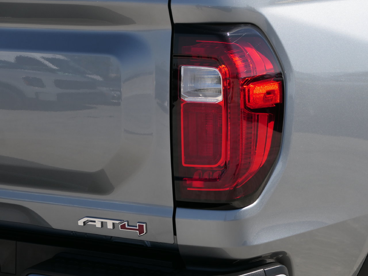 Used 2025 GMC Canyon AT4 w/ AT4 Premium Package AWD/4WD image 4