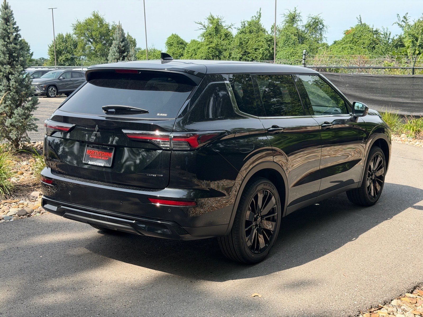 New 2026 Mitsubishi Outlander LE AWD/4WD image 5