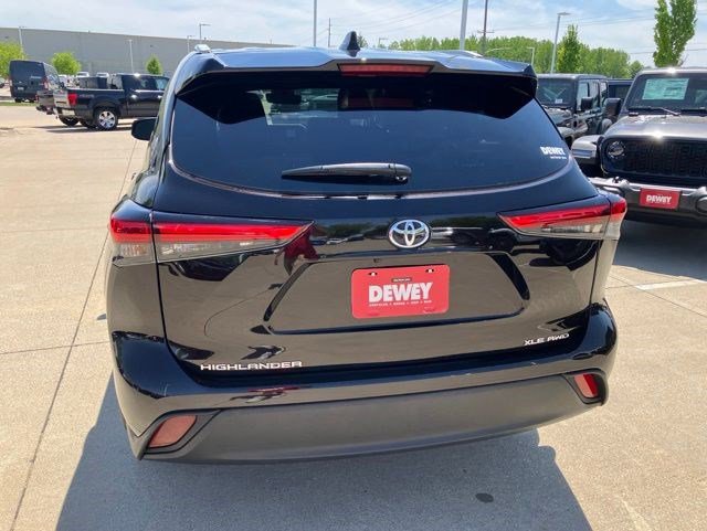 Used 2022 Toyota Highlander XLE AWD/4WD image 7
