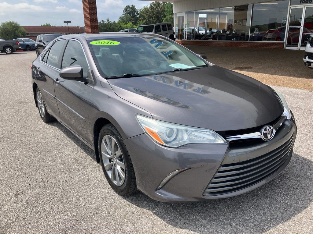 Used 2016 Toyota Camry XLE FWD image 3