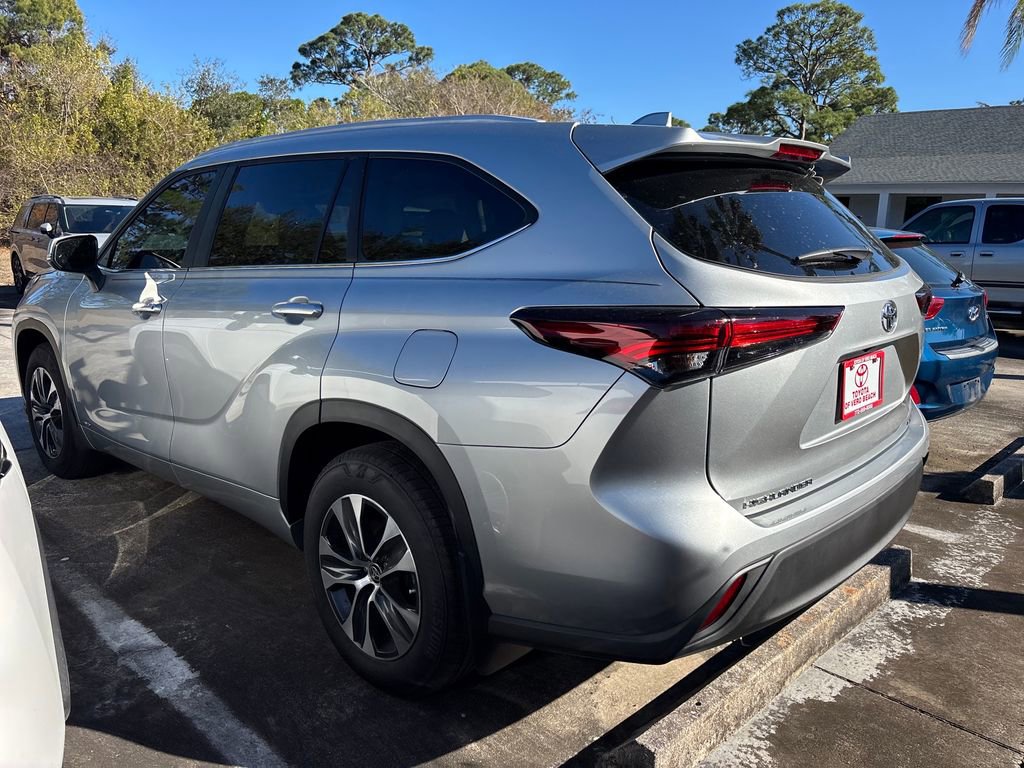Used 2025 Toyota Highlander XLE image 4