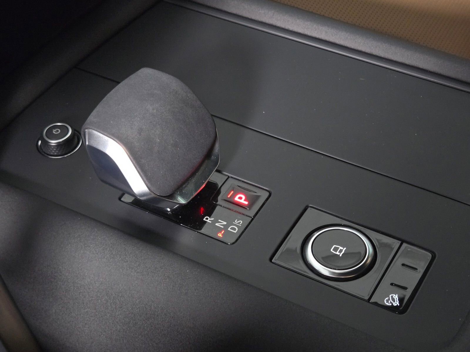 Used 2025 Land Rover Discovery Dynamic SE AWD/4WD image 32