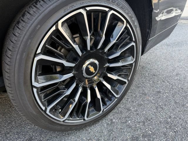Used 2025 Chevrolet Tahoe High Country AWD/4WD image 12