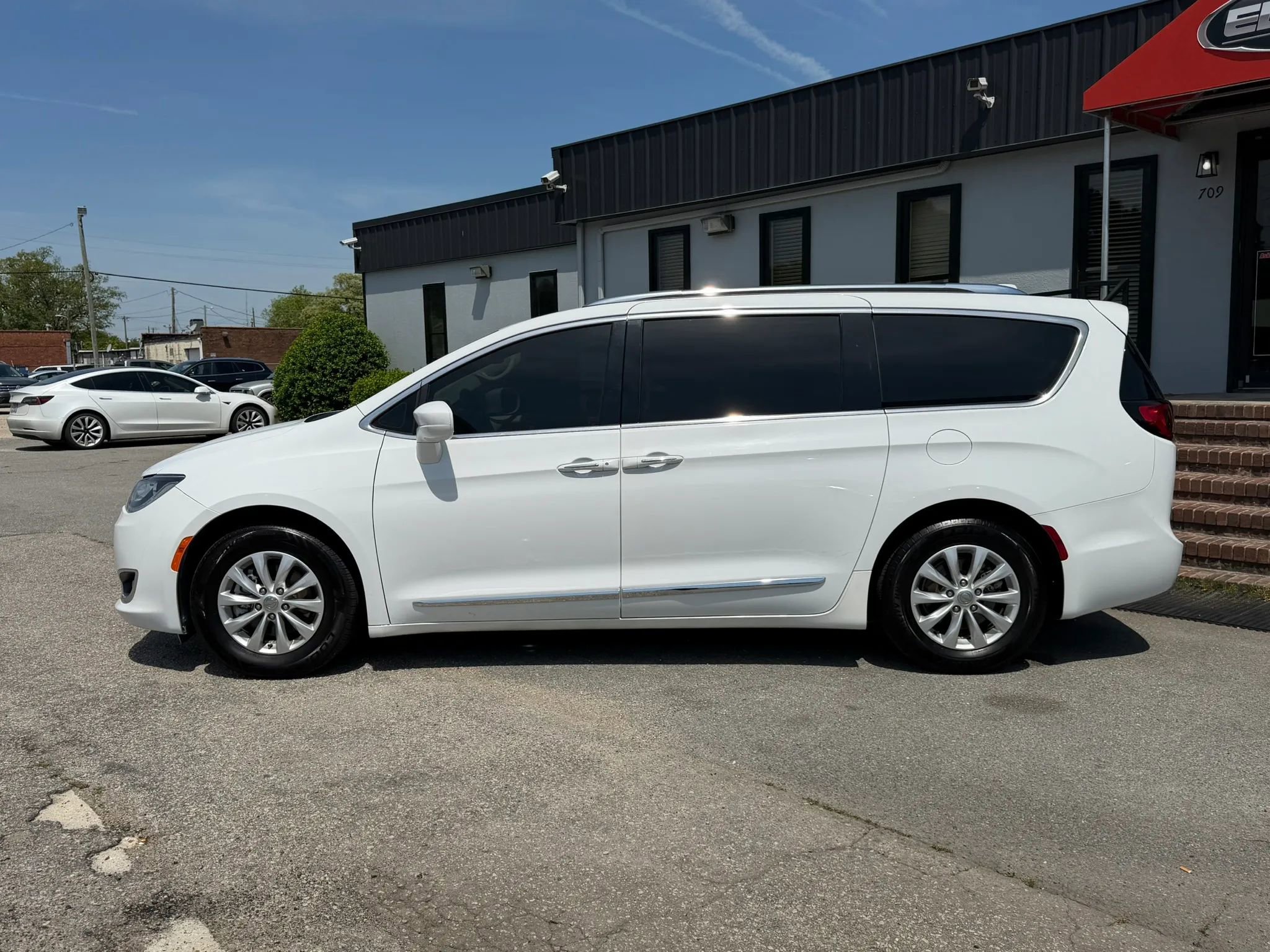 Used 2019 Chrysler Pacifica Touring-L image 10