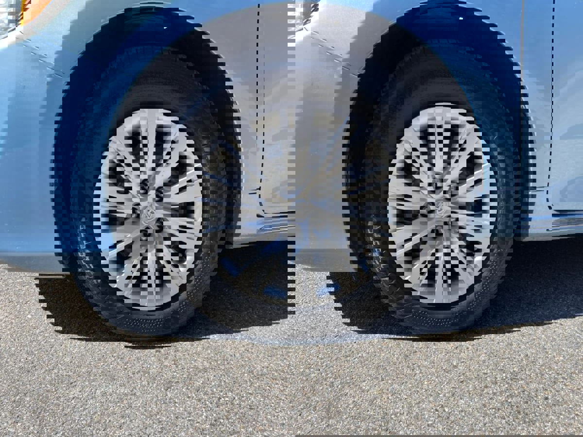 Used 2013 Toyota Camry LE image 32