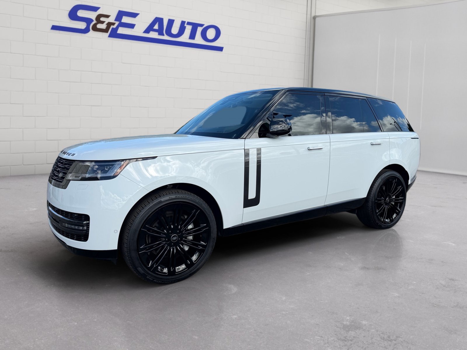 Used 2025 Land Rover Range Rover SE AWD/4WD image 1