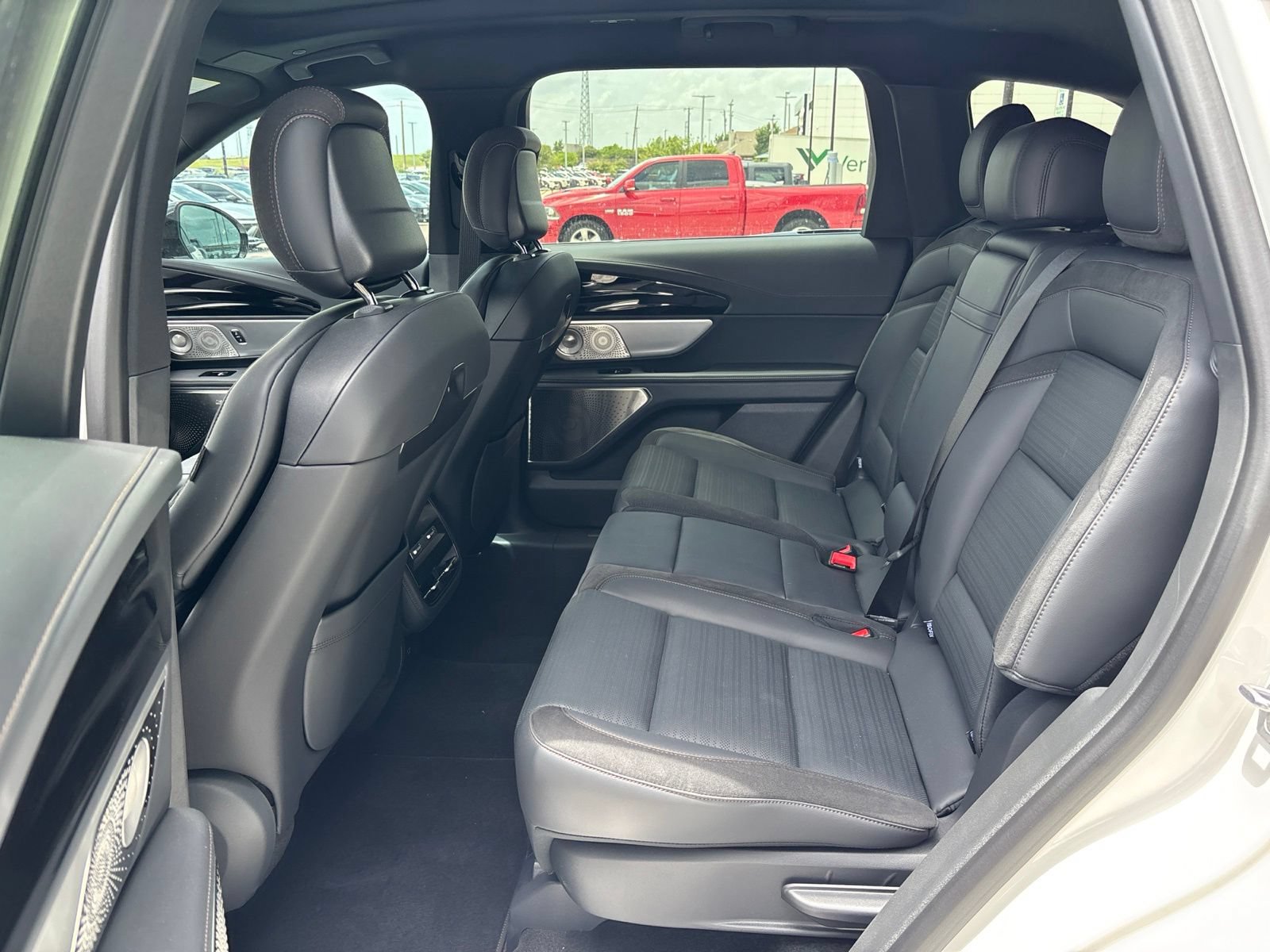 Used 2025 Lincoln Nautilus Reserve AWD/4WD image 9