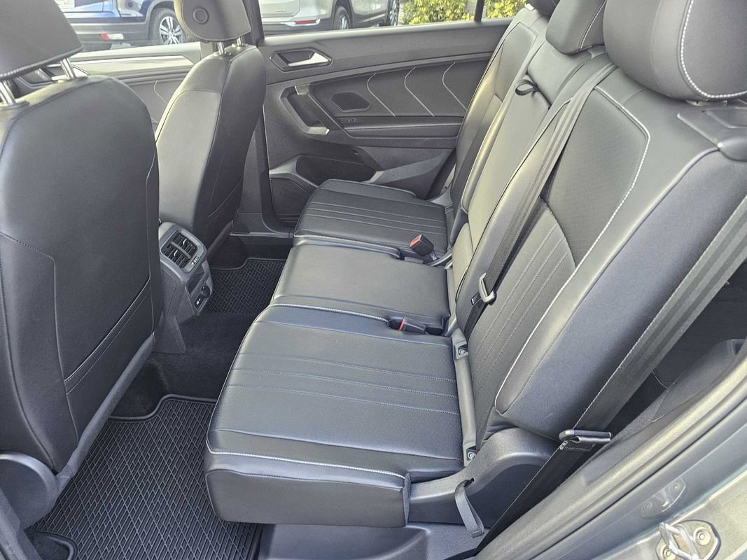 Used 2022 Volkswagen Tiguan SE R-Line image 14