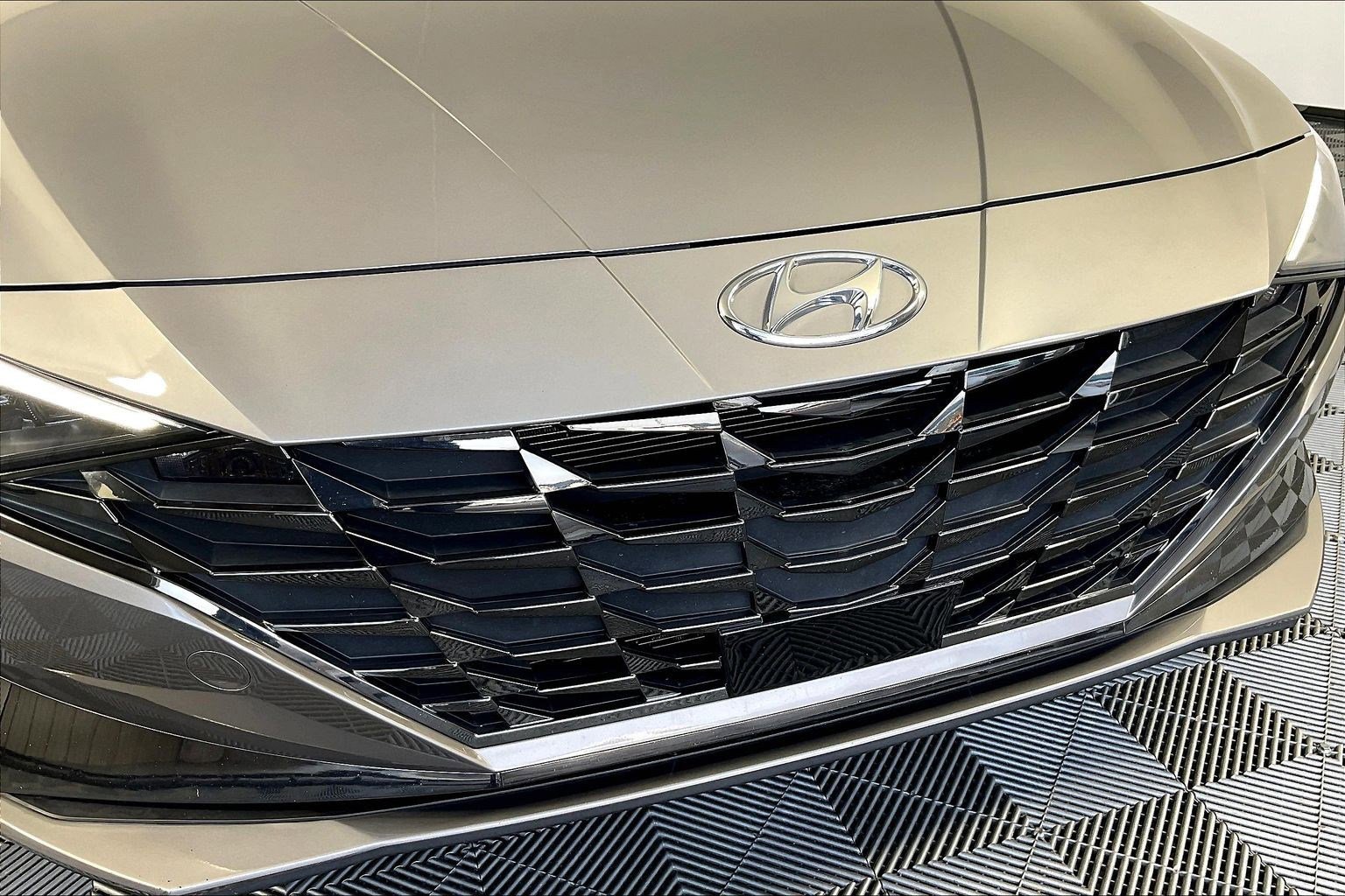 Certified 2022 Hyundai Elantra Limited w/ Preferred Accessory Package image 32