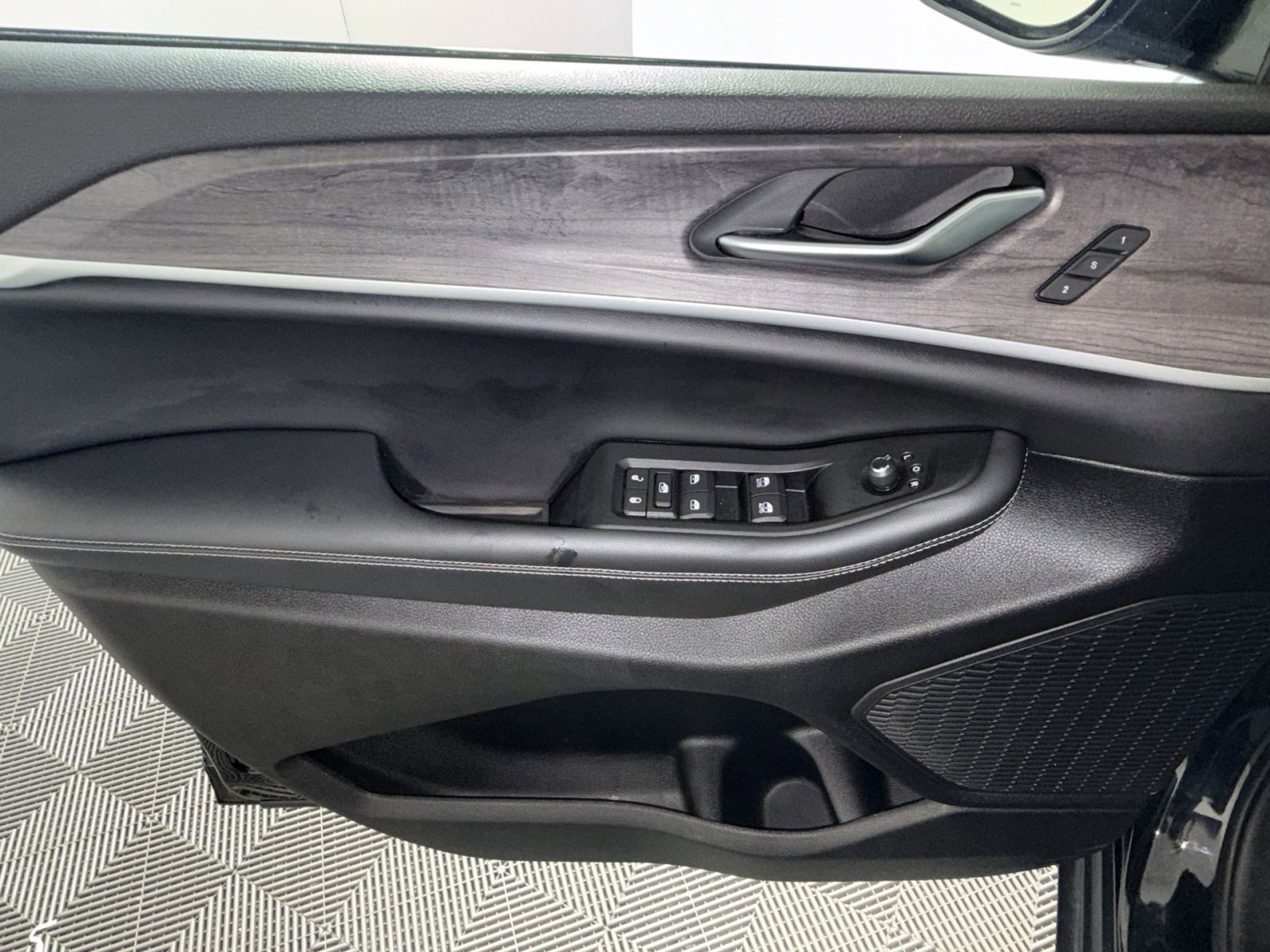 Used 2023 Jeep Grand Cherokee L Limited AWD/4WD image 15