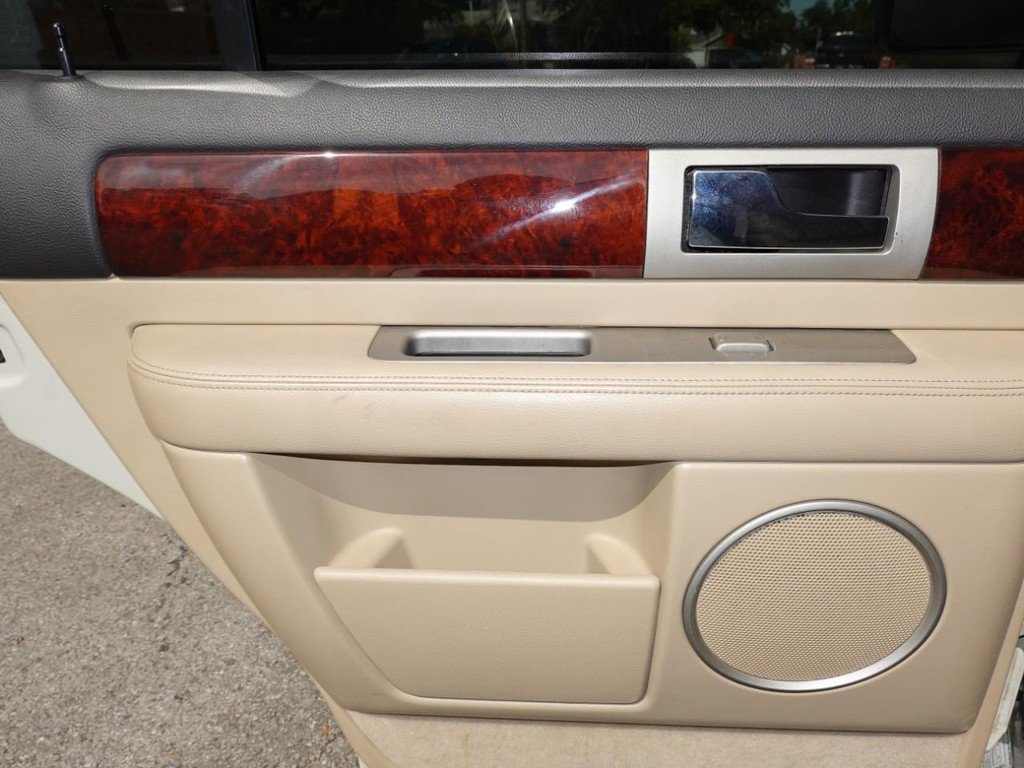 Used 2005 Lincoln Navigator Luxury image 21