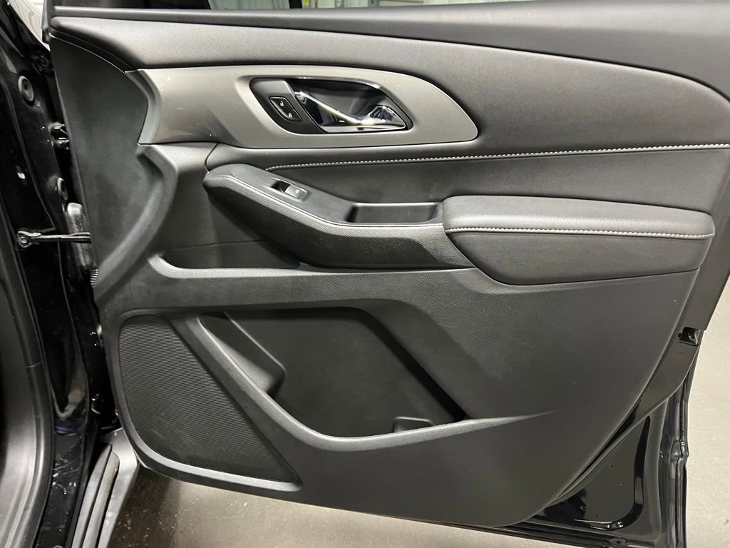 Used 2023 Chevrolet Traverse LT image 12