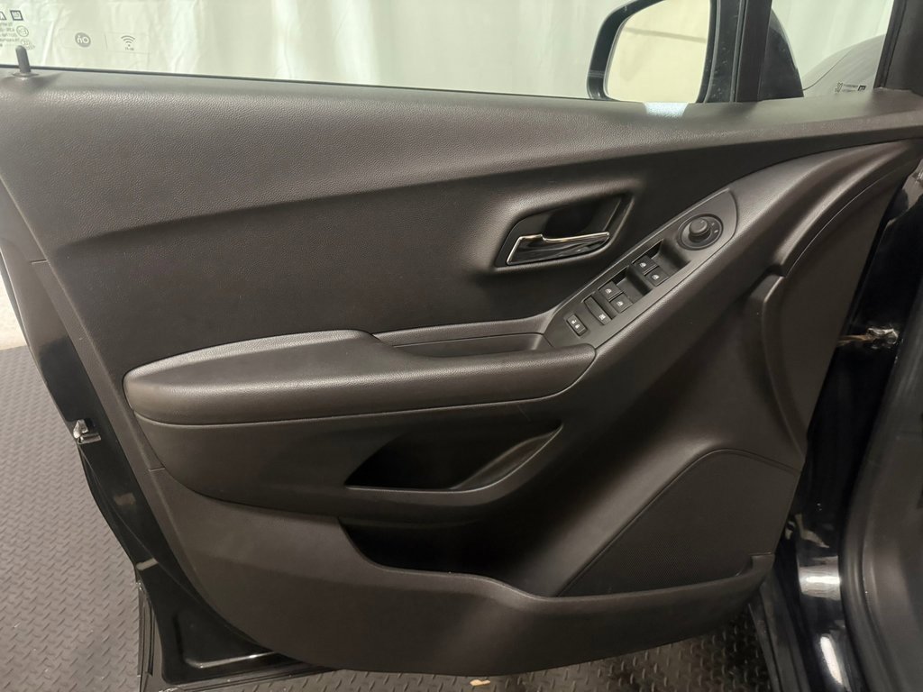 Used 2019 Chevrolet Trax LT w/ LT Convenience Package image 22