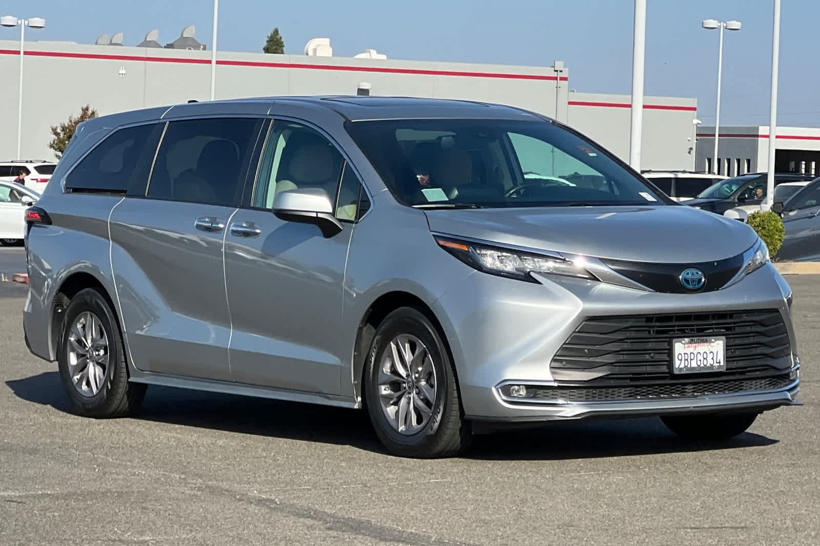 Certified 2022 Toyota Sienna XLE FWD image 5