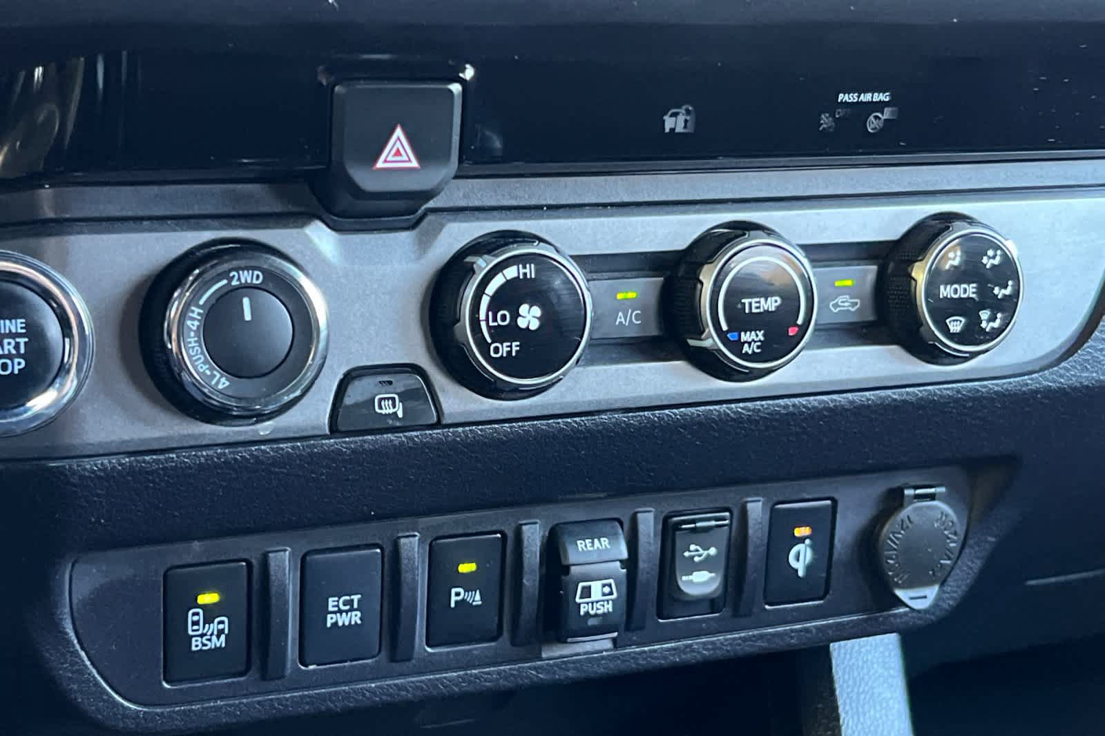 Used 2018 Toyota Tacoma TRD Off-Road w/ Technology Package AWD/4WD image 21