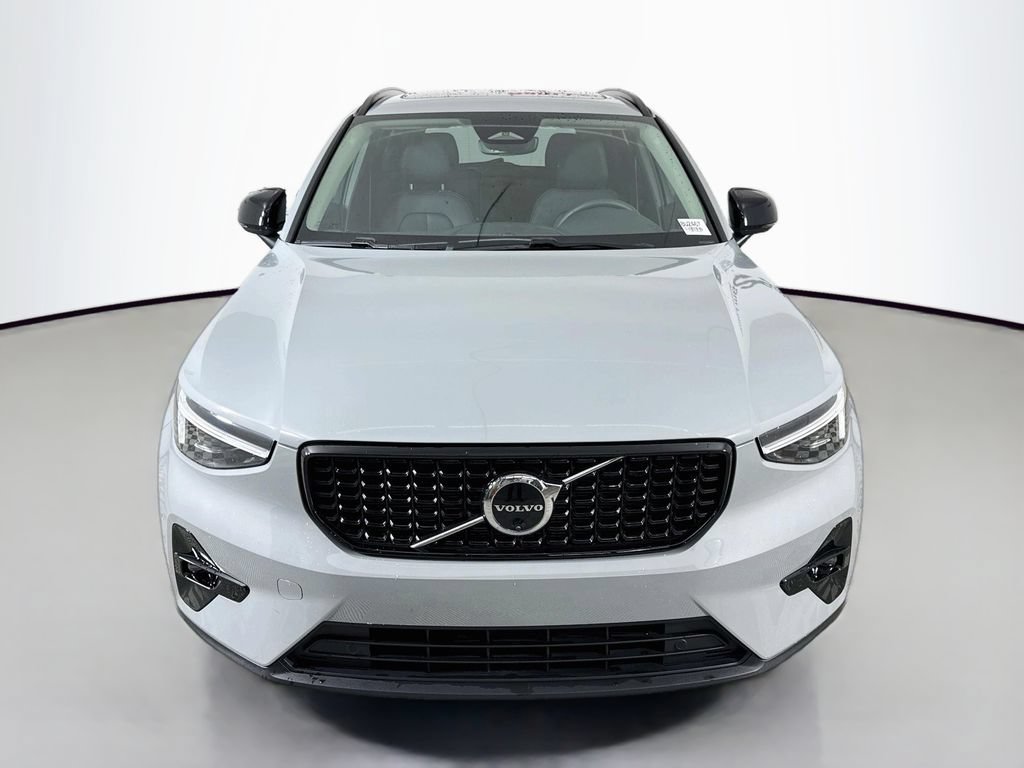 Used 2025 Volvo XC40 B5 Ultra AWD/4WD image 2