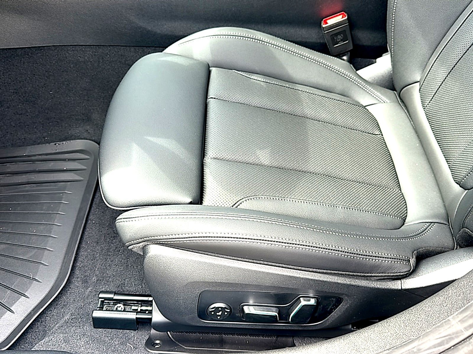 New 2026 BMW 330i Sedan w/ Premium Package RWD image 12