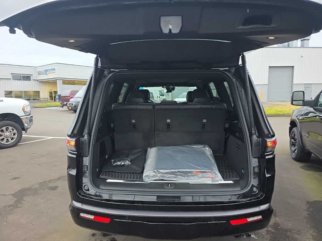 New 2026 Jeep Grand Wagoneer Summit w/ Premium Group III AWD/4WD image 12