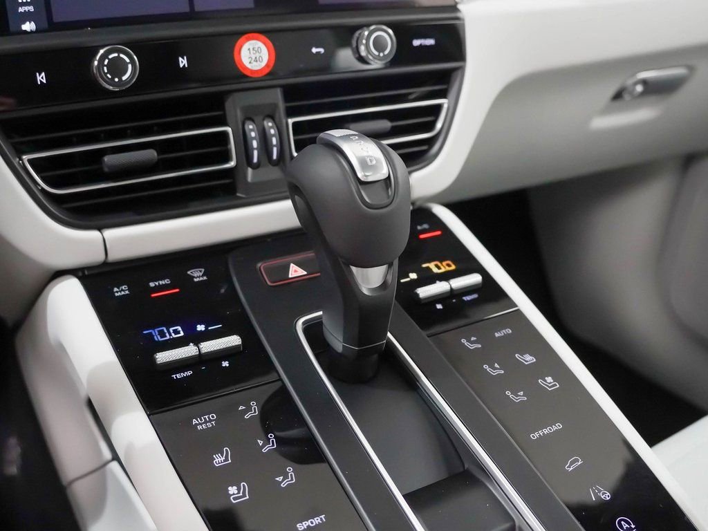 Used 2025 Porsche Macan image 33