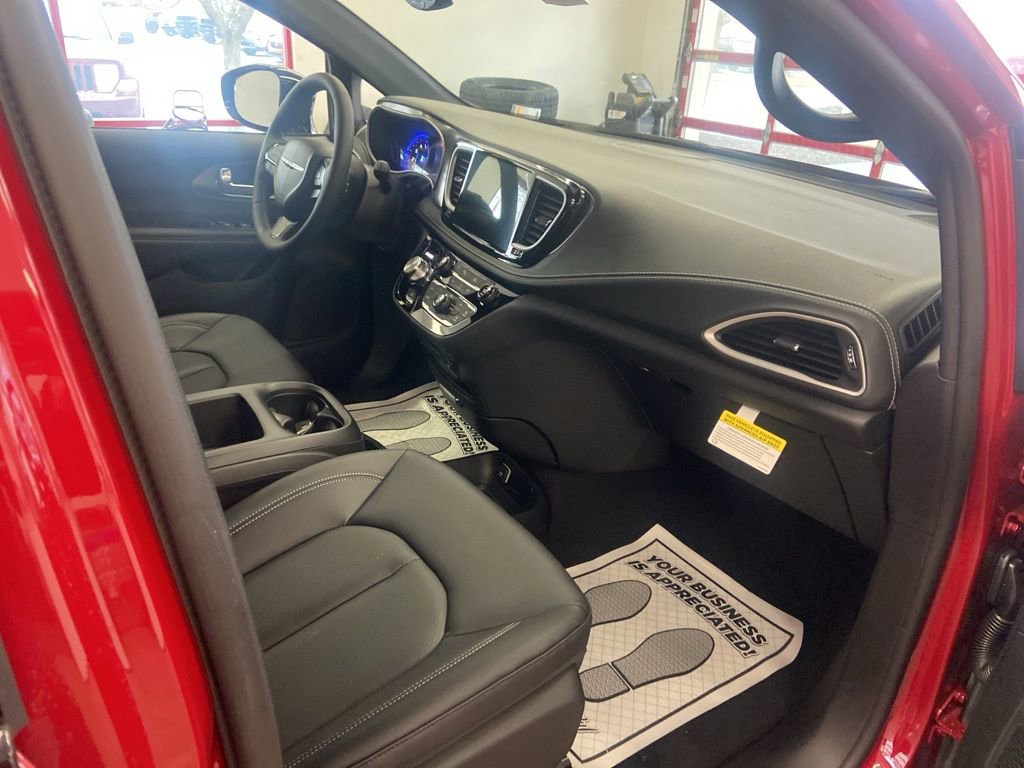 New 2026 Chrysler Pacifica Select w/ S Appearance Package image 24