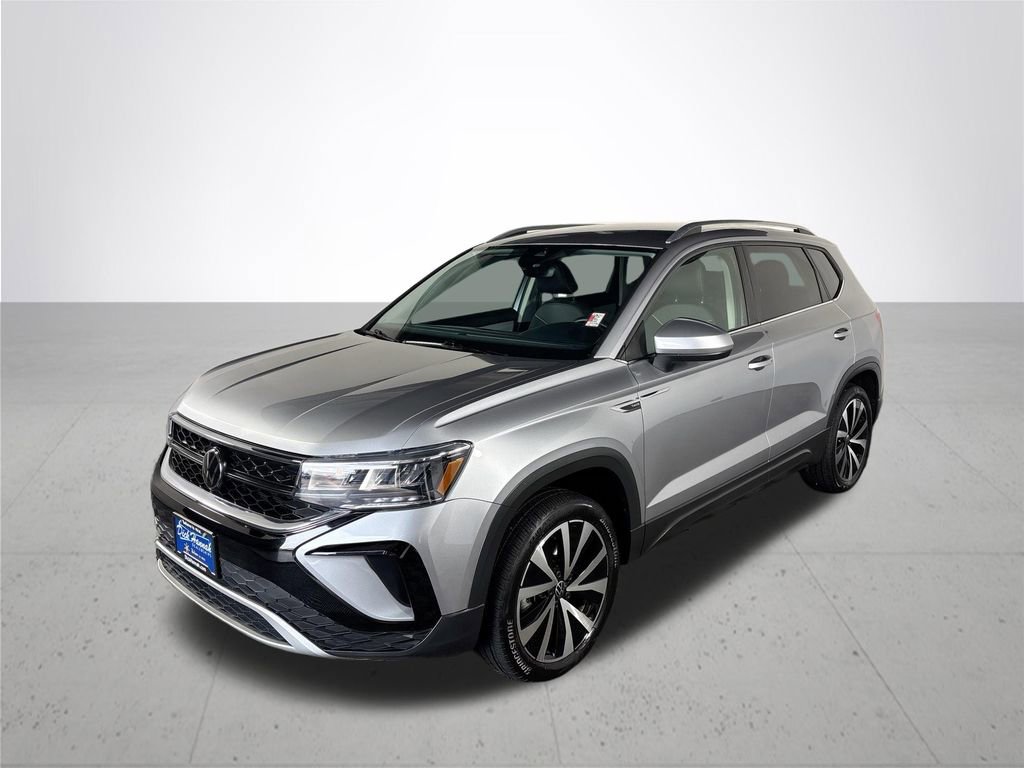 Used 2024 Volkswagen Taos SE image 2