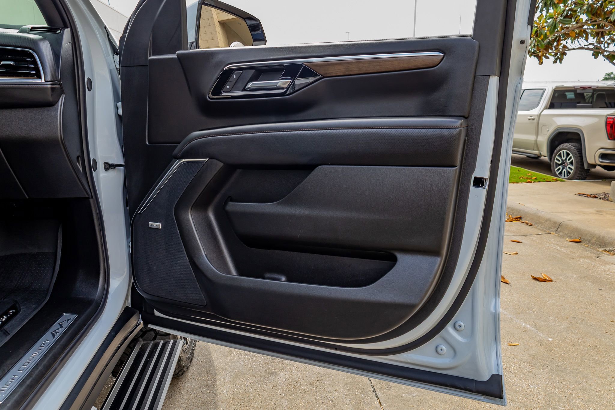 Used 2026 Chevrolet Suburban High Country AWD/4WD image 38