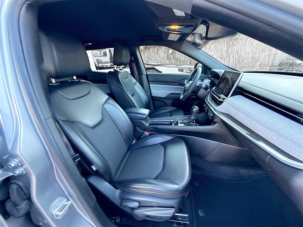 Used 2023 Jeep Compass Latitude image 32