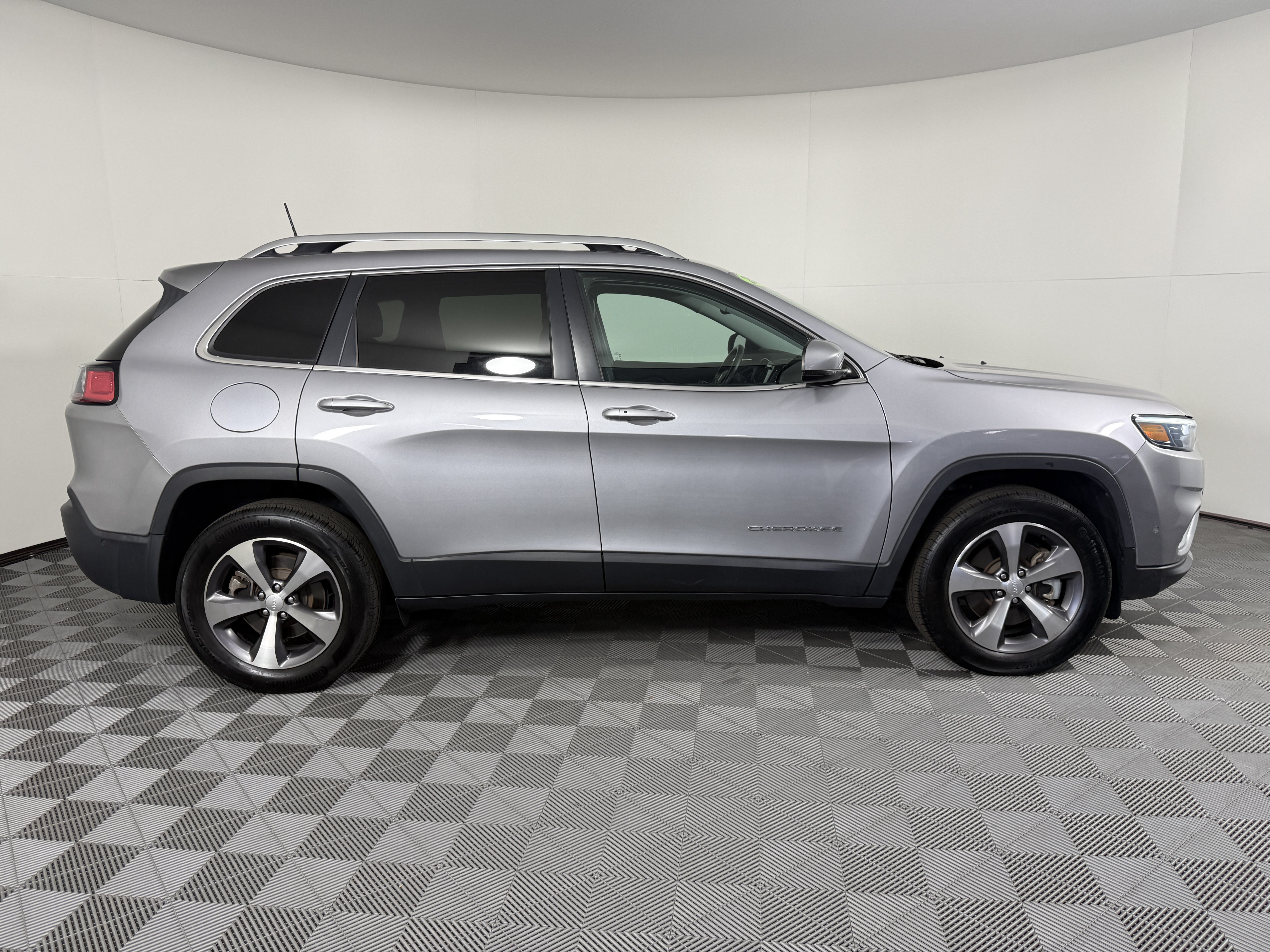 Used 2021 Jeep Cherokee Limited AWD/4WD image 2