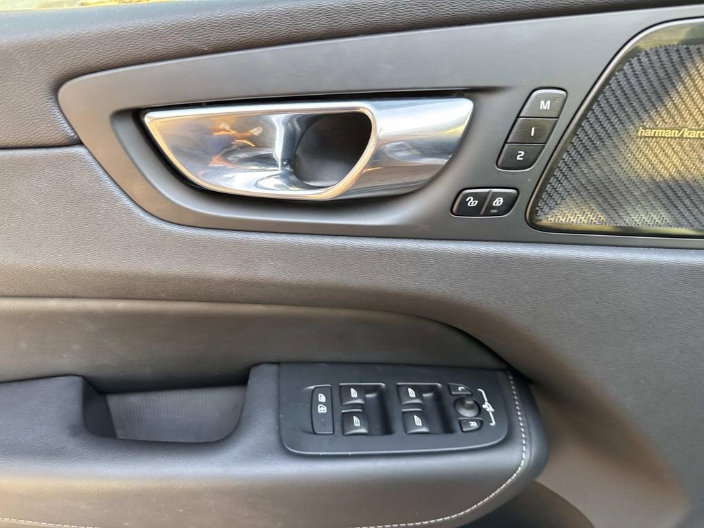 Used 2023 Volvo XC60 B5 Ultimate w/ Protection Package Premier image 21