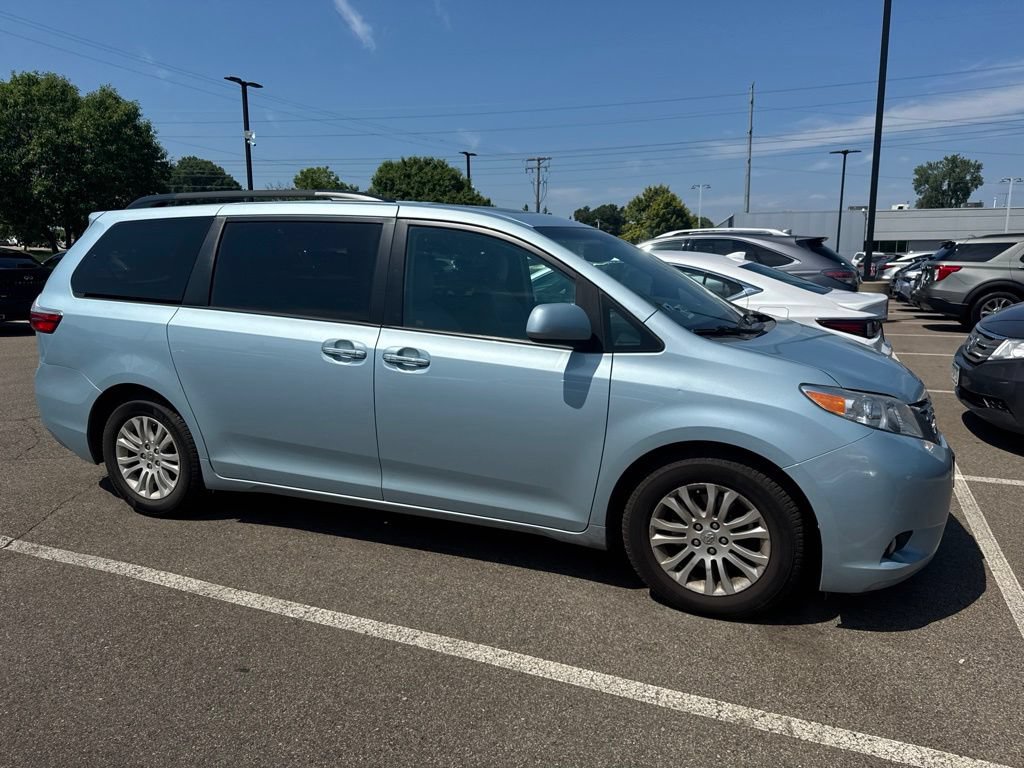 Used 2015 Toyota Sienna XLE Premium FWD image 6