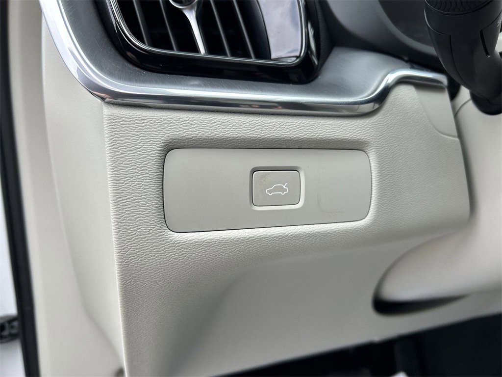 Certified 2023 Volvo XC60 B5 Core w/ Climate Package image 17