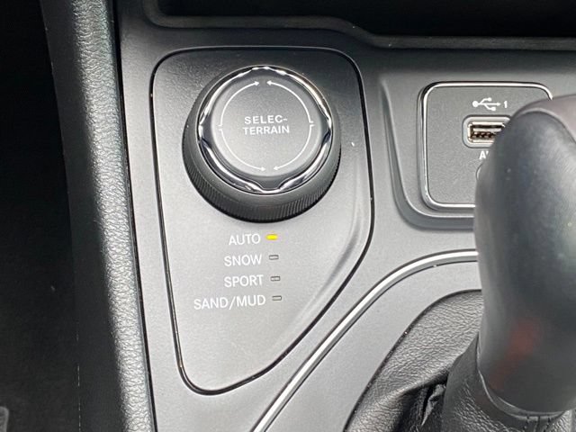 Used 2022 Jeep Cherokee Latitude Lux w/ Sun & Sound Group AWD/4WD image 21