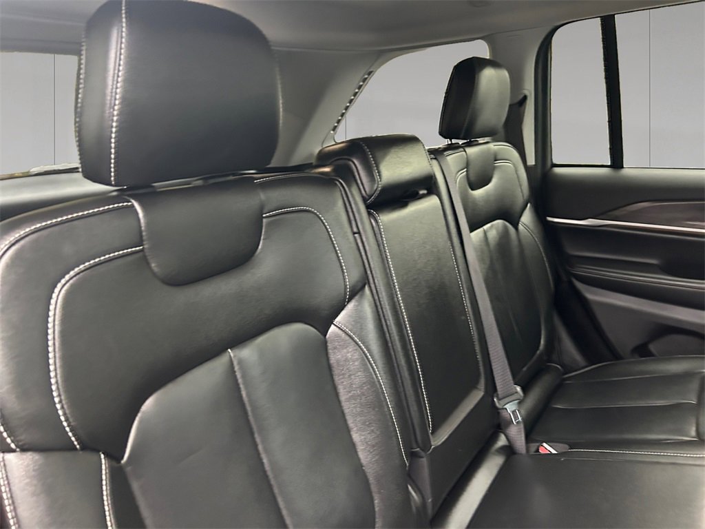 Used 2023 Jeep Grand Cherokee Limited w/ Black Appearance Package image 18