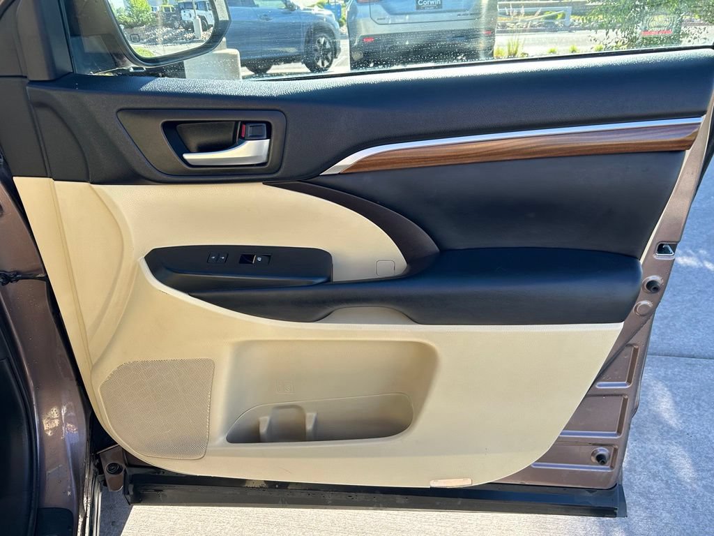 Used 2017 Toyota Highlander Limited Platinum AWD/4WD image 33