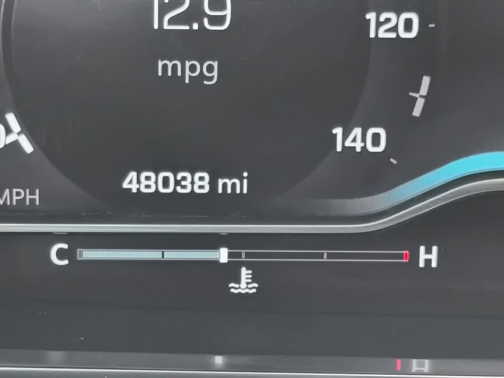 Used 2023 Chevrolet Suburban Premier image 18