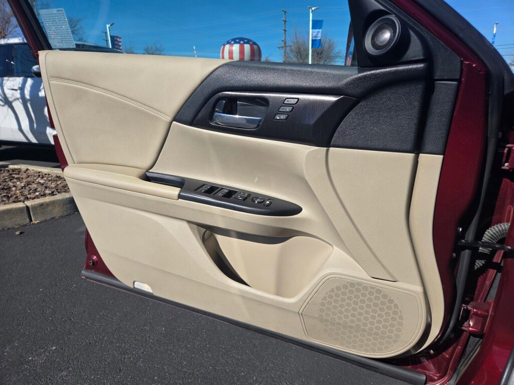 Used 2015 Honda Accord Touring image 22