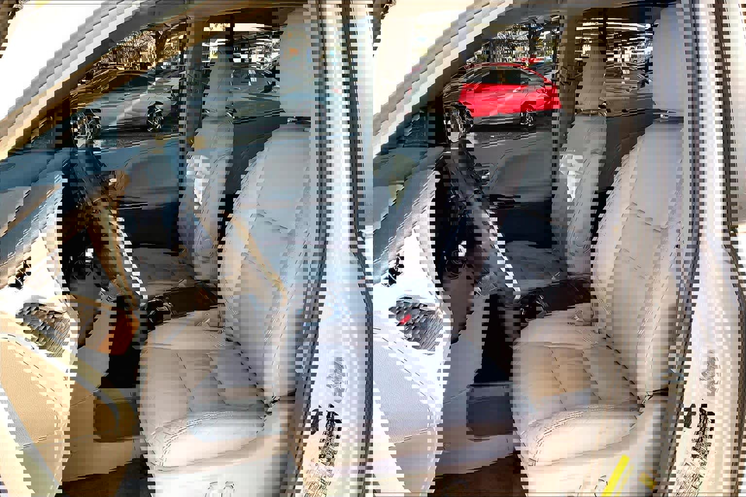 Used 2017 Toyota Sienna XLE image 6