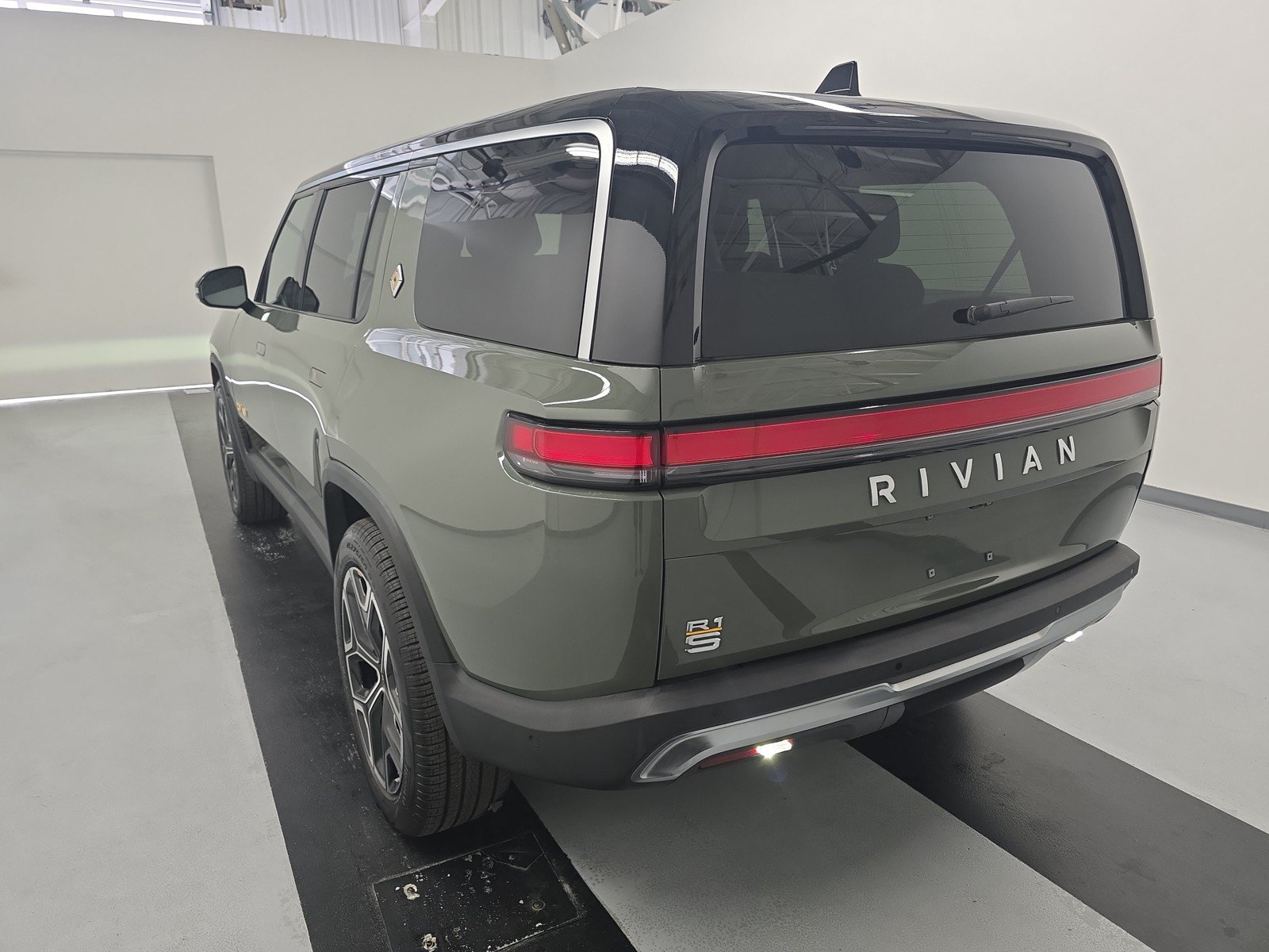 Used 2023 Rivian R1S Launch Edition AWD/4WD image 3