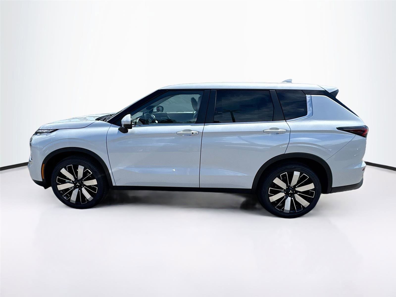 New 2025 Mitsubishi Outlander SE image 4