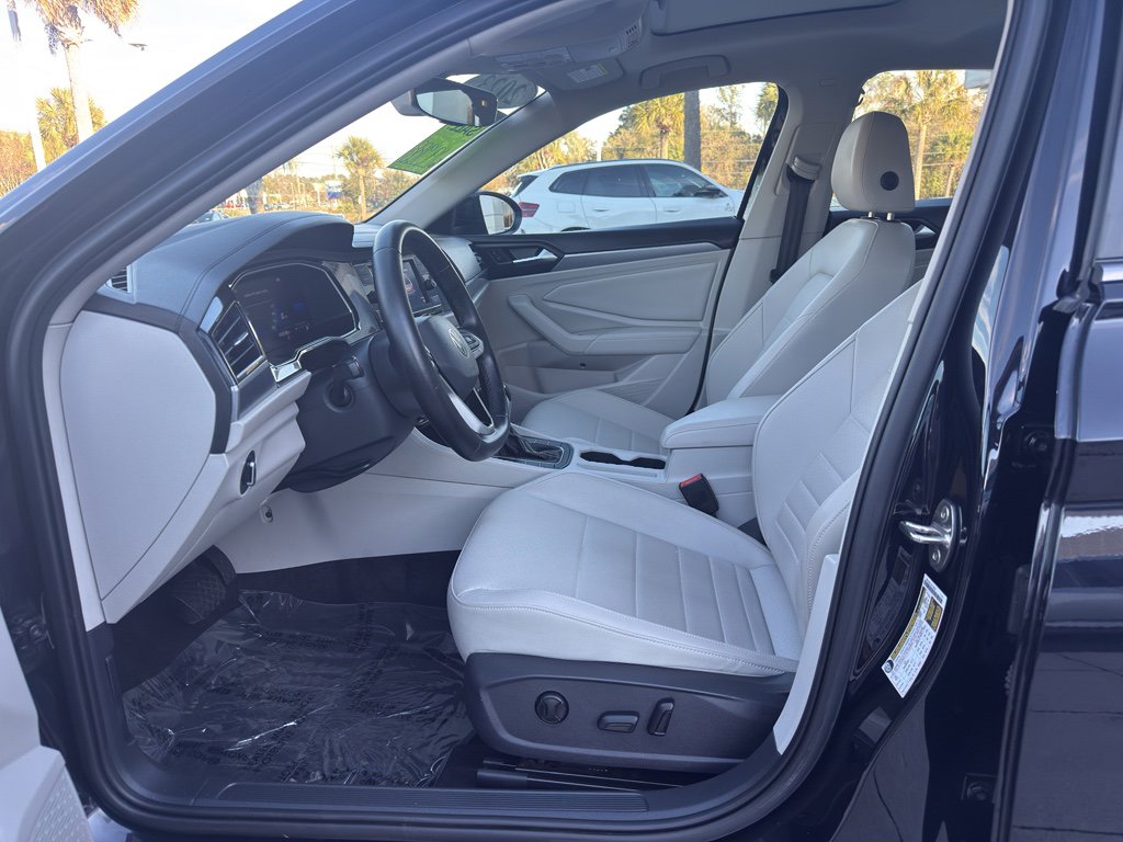 Used 2023 Volkswagen Jetta SE w/ Panoramic Sunroof Package image 13