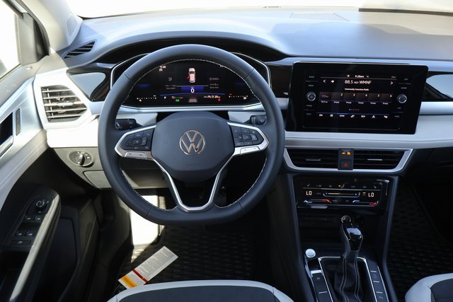 Certified 2025 Volkswagen Taos SE image 15