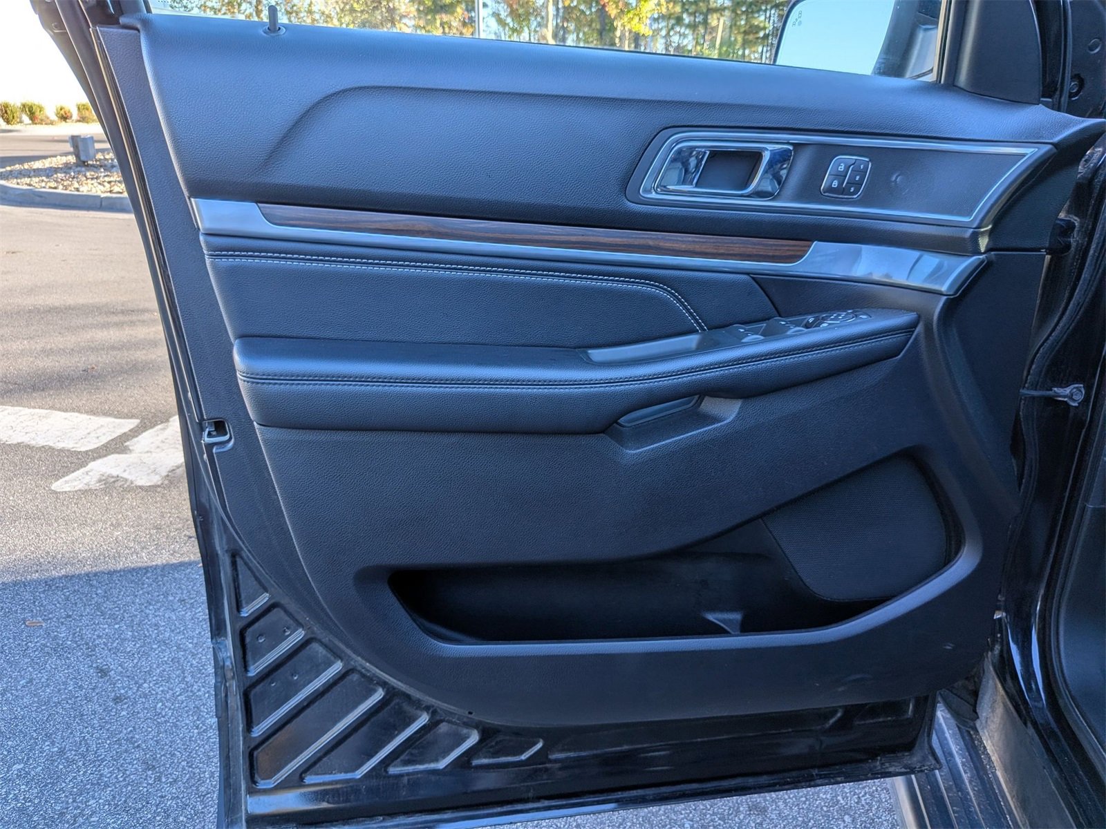 Used 2018 Ford Explorer Limited w/ Ford Safe & Smart Package image 12