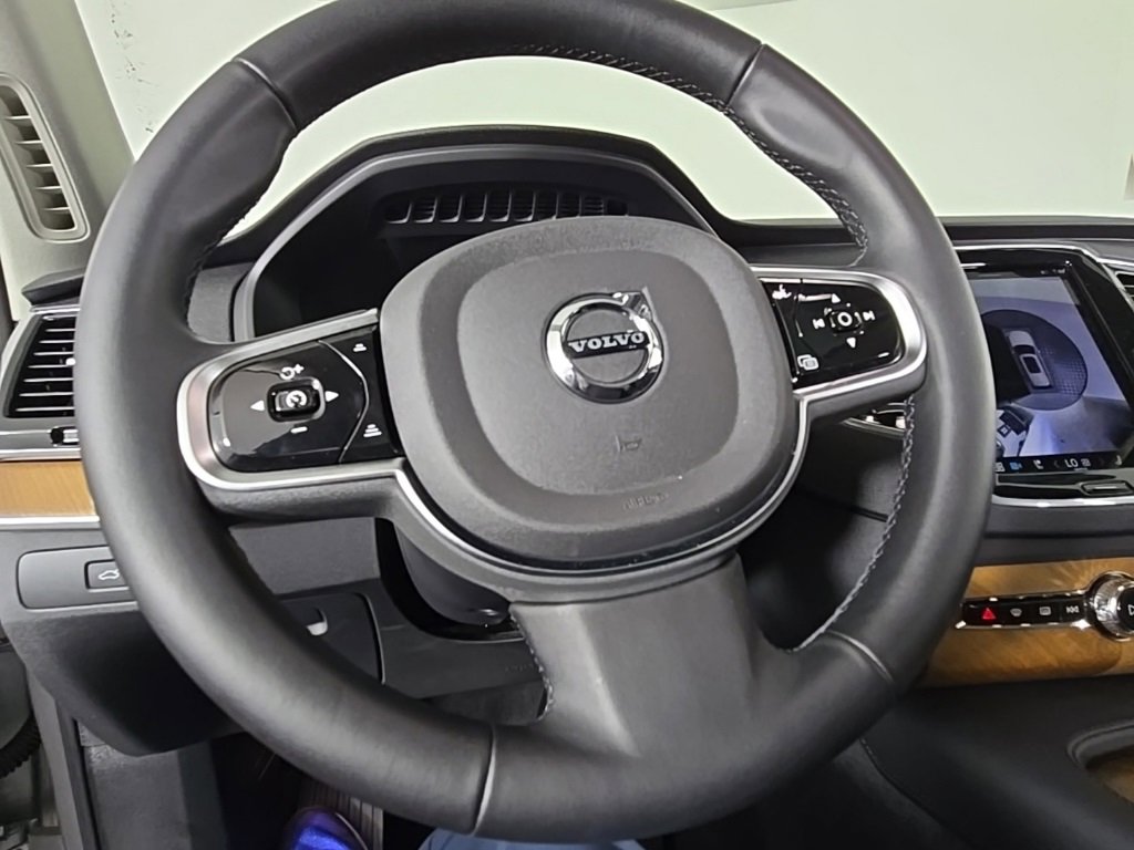 Certified 2025 Volvo XC90 T8 Plus image 23