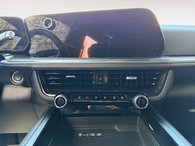 Used 2025 Chevrolet Suburban RST w/ Comfort Package AWD/4WD image 11