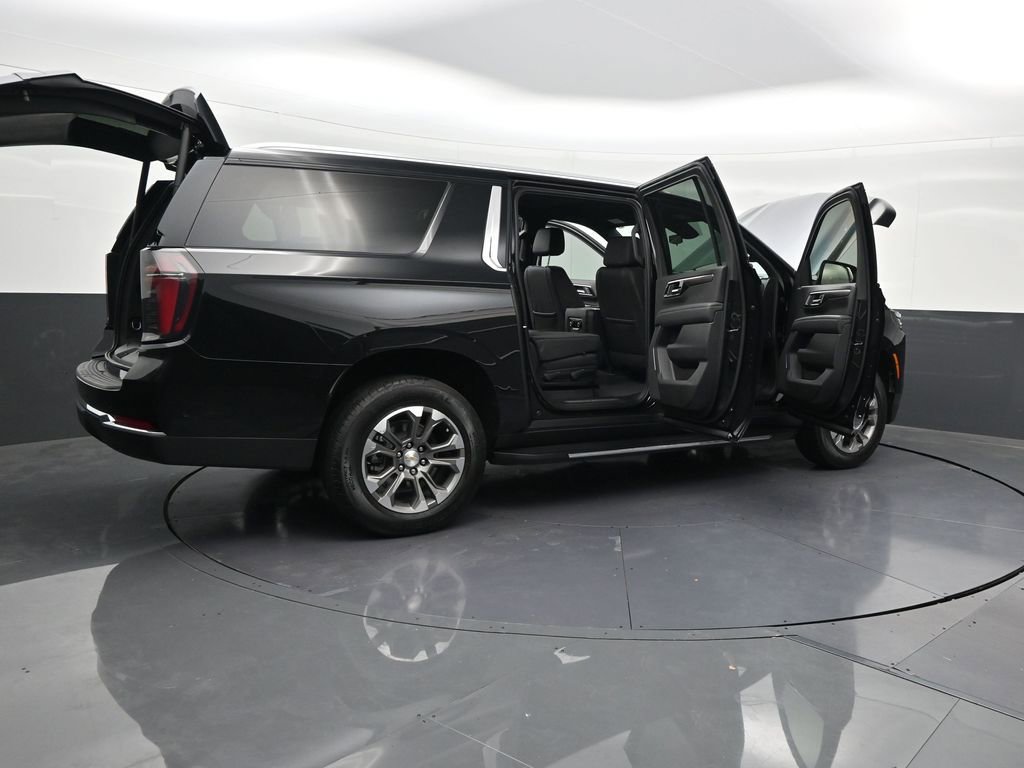 Used 2025 Chevrolet Suburban LT RWD image 33