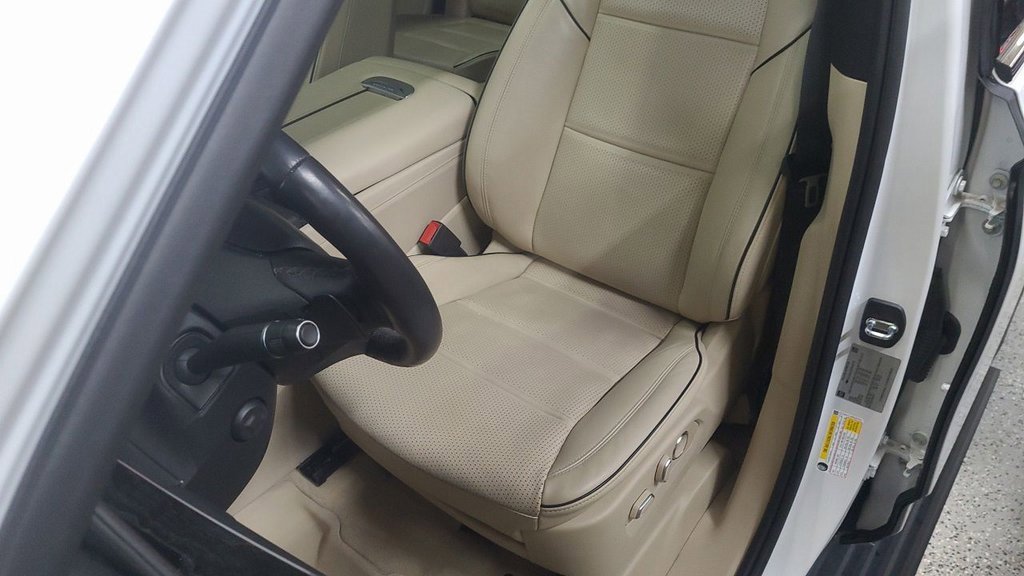 Used 2023 Cadillac Escalade Premium Luxury w/ Performance Package image 16