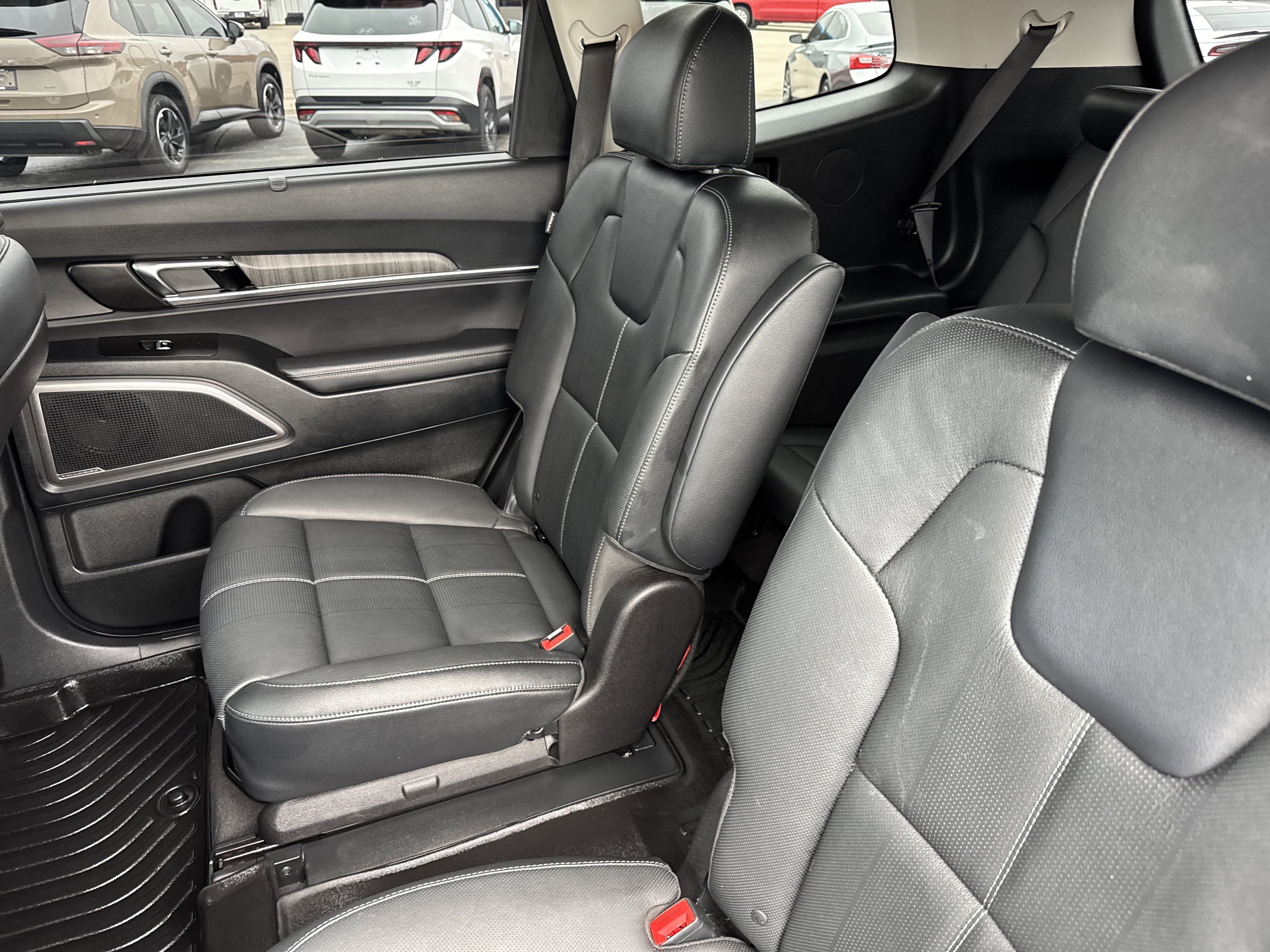 Used 2024 Kia Telluride EX w/ EX Captain's Chair Package image 12