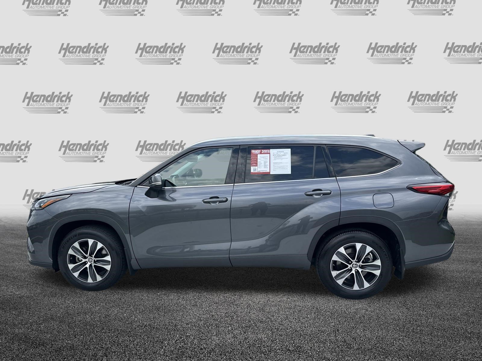 Used 2020 Toyota Highlander XLE AWD/4WD image 7