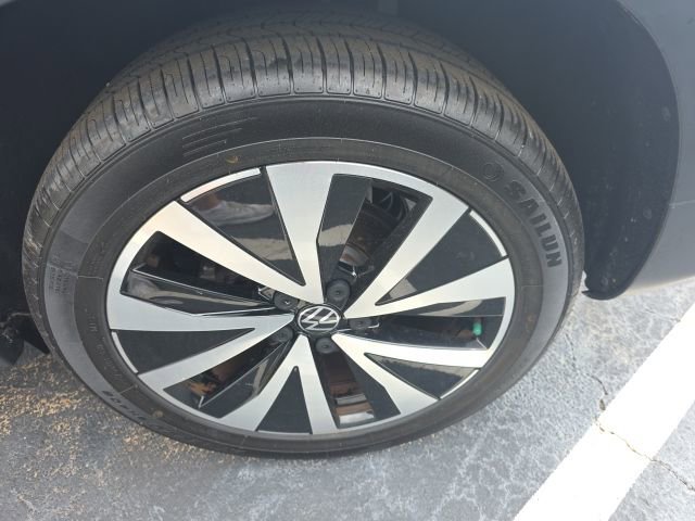 Used 2023 Volkswagen Taos SE w/ Panoramic Sunroof Package image 17